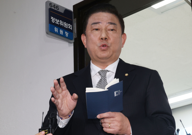 국회 정보위원회 간사인 더불어민주당 김병기 의원이 6일 오후 서울 여의도 국회 정보위원회 위원장실 앞에서 홍장원 국가정보원 1차장과의 면담 내용에 관해 브리핑을 하고 있다. 연합뉴스