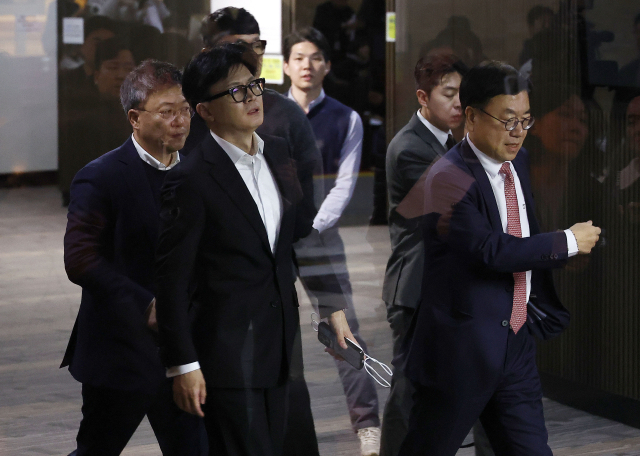 국민의힘 한동훈 대표가 6일 서울 여의도 국회에서 의원총회 도중 회의장을 잠시 나와 이동하고 있다. 연합뉴스