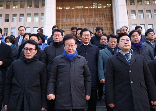 더불어민주당 이재명 대표를 비롯한 의원들이 윤석열 대통령 탄핵안 표결을 앞둔 7일 오전 서울 여의도 국회에서 탄핵을 촉구하며 정문 앞 밤샘 농성을 한 시민들에게 감사 인사를 하기 위해 이동하고 있다. 연합뉴스