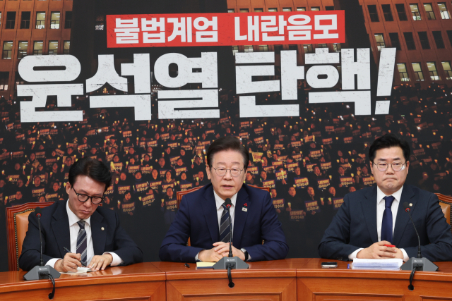 윤석열 대통령 탄핵소추안 본회의 표결일인 7일 이재명 더불어민주당 대표가 서울 여의도 국회에서 열린 내외신 기자간담회에서 질문에 답하고 있다. 연합뉴스
