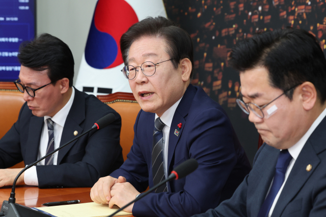 윤석열 대통령 탄핵소추안 표결일인 7일 오전 더불어민주당 이재명 대표가 서울 여의도 국회에서 내외신 기자간담회를 열고 발언하고 있다. 연합뉴스