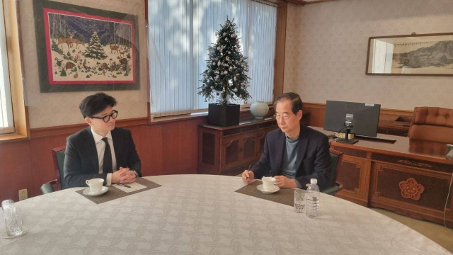 한덕수 국무총리와 한동훈 국민의힘 대표가 7일 서울 종로구 삼청동 총리공관에서 대화를 나누고 있다. 국민의힘 제공