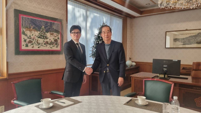 한동훈 국민의힘 전 대표와 한덕수 무소속 대선 예비후보. 연합뉴스