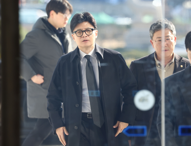 한덕수 국무총리와 긴급회동을 마친 국민의힘 한동훈 대표가 7일 서울 여의도 국회로 돌아와 당대표실로 향하고 있다. 연합뉴스