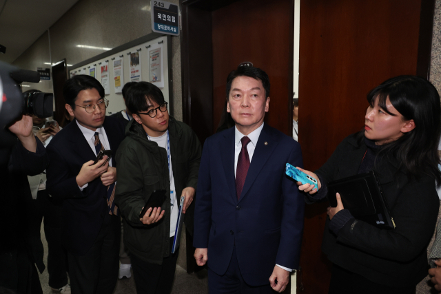 국민의힘 안철수 의원이 6일 오전 국회에서 한동훈 대표를 만난 뒤 밖으로 나서고 있다. 연합뉴스