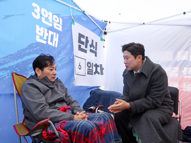 진종오 국민의힘 의원은 7일 국회 본회의를 앞두고 윤석열 대통령 탄핵안에 대해 반대 의사를 표명했다. 국회 문화체육관광위원회 소속 진 의원이 지난 11월 27일 이기흥 현 대한체육회장의 3선 도전을 비판하며 서울 송파구 대한체육회 앞에서 단식투쟁 중인 박창범 전 우슈협회장을 찾아 대화를 나누고 있다. 연합뉴스