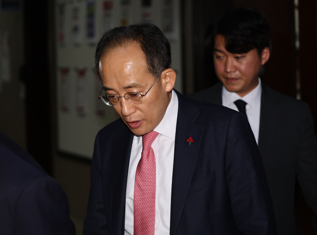 국민의힘 추경호 원내대표가 7일 오후 국회 국민의힘 당대표실에서 나와 비상 의원총회 회의장으로 향하고 있다. 연합뉴스