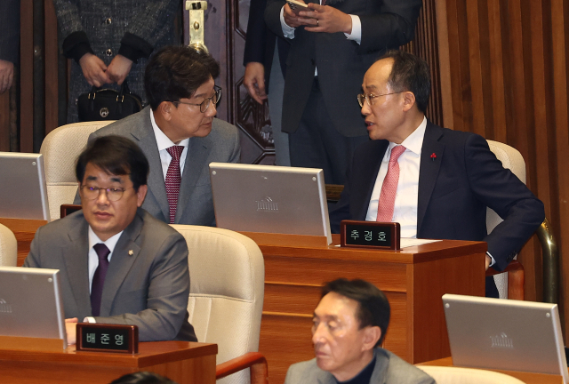 7일 국회 본회의장에서 국민의힘 추경호 의원과 권성동 의원이 대화하고 있다. 이날 본회의는 윤 대통령 탄핵소추안과 김건희 여사 특검법을 표결한다. 연합뉴스
