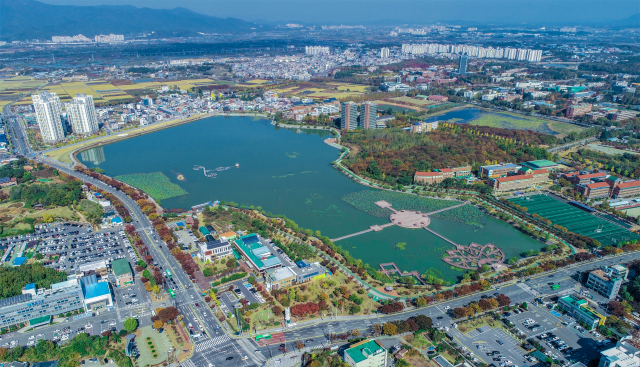 경산시 대표적 관광지인 남매지와 영남대학교 전경.