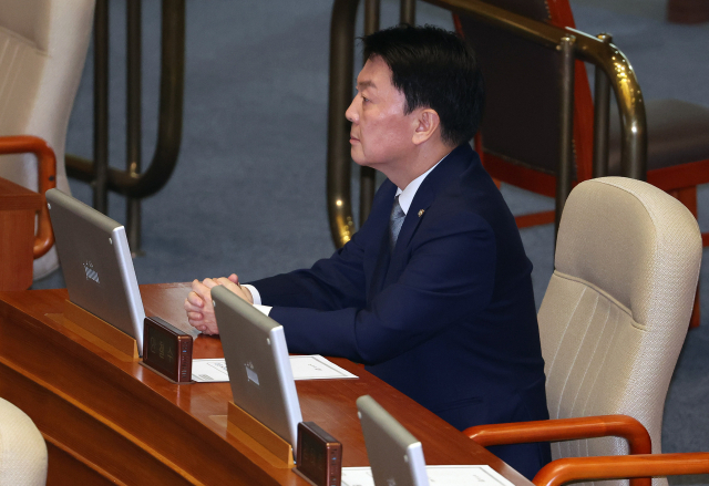 국민의힘 안철수 의원이 7일 오후 국회 본회의에서 대통령 탄핵소추안에 대한 더불어민주당 박찬대 원내대표의 제안 설명 때 자리를 지키고 있다. 국민의힘 의원들은 김건희 여사 특검별 표결 뒤 대부분 퇴장했다. 연합뉴스