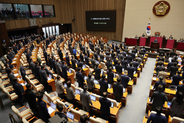 더불어민주당 박찬대 원내대표 등 야당 의원들이 7일 오후 국회 본회의에서 비상계엄해제요구결의안에 참석한 국민의힘 의원들의 이름을 호명하고 있다. 연합뉴스