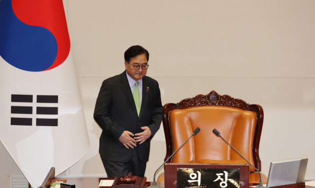 우원식 국회의장이 7일 오후 국회에서 열린 본회의에 입장하고 있다 이날 본회의는 윤 대통령 탄핵소추안과 김건희 여사 특검법을 표결할 예정이다. 연합뉴스