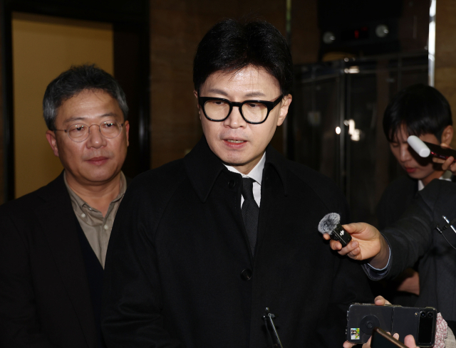 한덕수 국무총리와 긴급회동을 마친 국민의힘 한동훈 대표가 7일 서울 여의도 국회로 돌아와 취재진에게 발언하고 있다. 연합뉴스