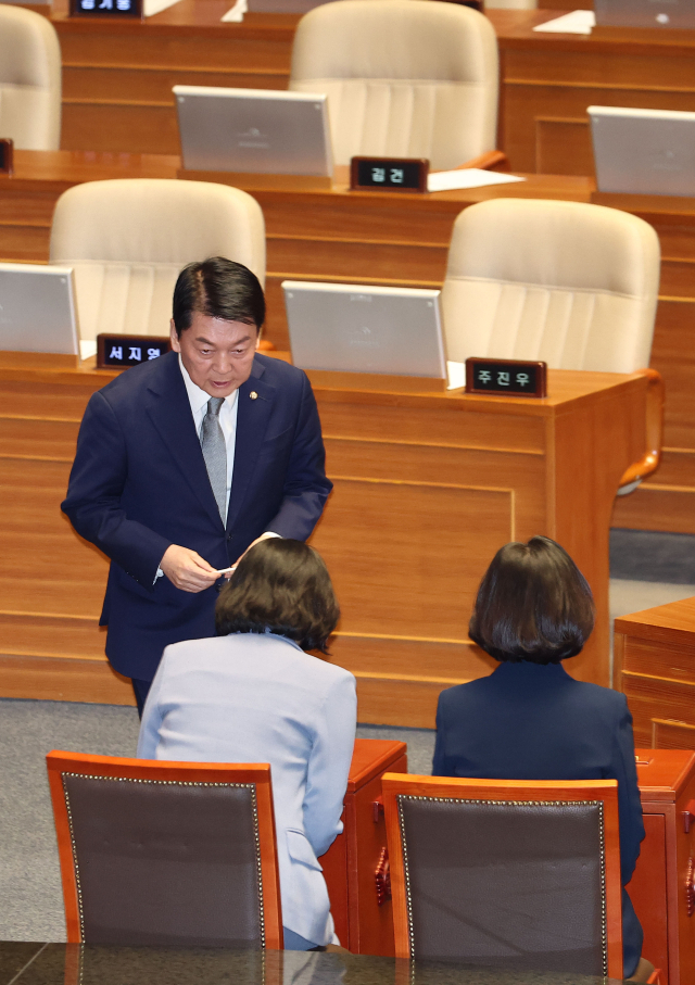 국민의힘 안철수 의원이 7일 오후 국회 본회의장에서 윤석열 대통령 탄핵소추안 투표를 하고 있다. 연합뉴스