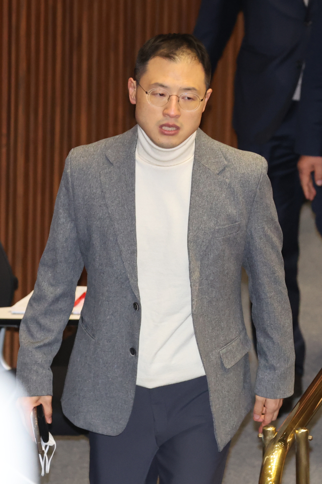 국민의힘 김상욱 의원이 7일 오후 국회 본회의에서 윤석열 대통령의 탄핵소추안에 대한 표결에 동참하기 위해 기표소로 향하고 있다. 연합뉴스