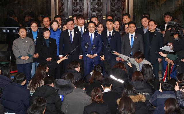 윤석열 대통령 탄핵소추안이 국회 본회의에 상정돼 투표 중인 7일 오후 더불어민주당 박성준 원내수석부대표를 비롯한 의원들이 투표를 참여하지 않고 의원총회 중인 국민의힘 의원들에게 표결 참여를 독려하는 발언을 하고 있다. 연합뉴스