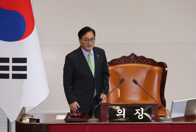 우원식 국회의장이 7일 오후 국회에서 열린 본회의에 입장하고 있다 이날 본회의는 윤 대통령 탄핵소추안과 김건희 여사 특검법을 표결할 예정이다. 연합뉴스