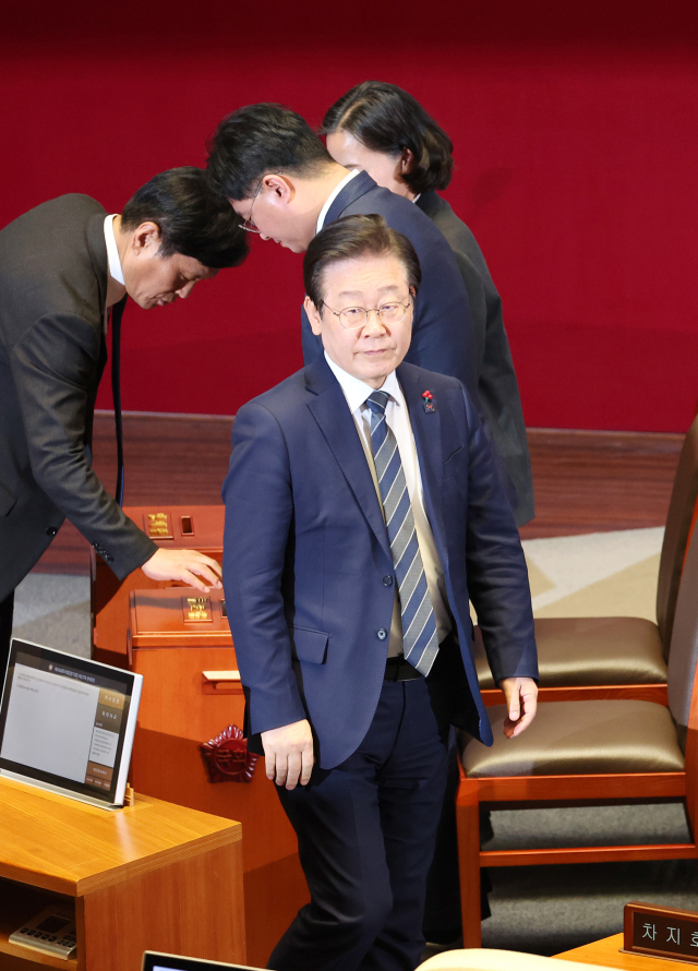 더불어민주당 이재명 대표가 7일 오후 국회 본회의에서 윤석열 대통령의 탄핵소추안에 대한 투표를 마친 뒤 자리로 향하고 있다. 연합뉴스
