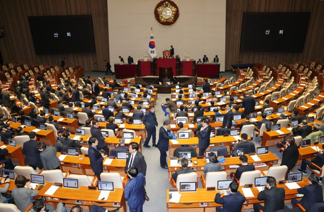 우원식 국회의장이 7일 오후 국회 본회의에서 윤석열 대통령의 탄핵소추안에 대해 의결 정족수 부족으로 