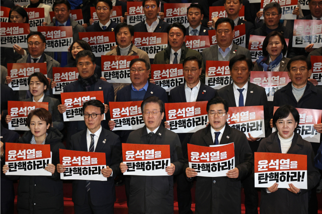 더불어민주당 이재명 대표를 비롯한 의원들이 윤석열 대통령에 대한 탄핵소추안 표결이 무산된 7일 국회에서 탄핵 촉구 및 국민의힘 규탄 대회를 하고 있다. 연합뉴스