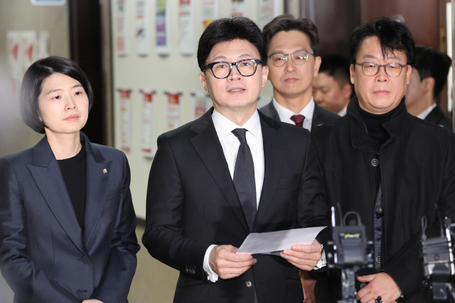 국민의힘 한동훈 대표가 7일 밤 서울 여의도 국회에서 윤석열 대통령 탄핵소추안 표결 무산 뒤 입장을 밝히고 있다. 연합뉴스