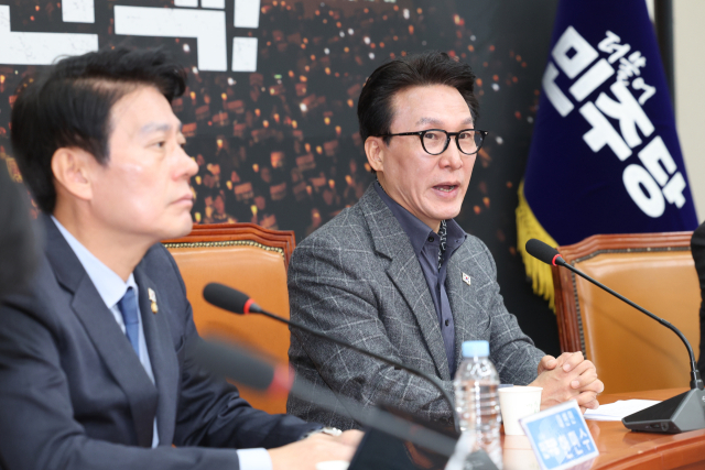 더불어민주당 김민석 최고위원이 8일 오전 서울 여의도 국회에서 열린 기자간담회에서 한덕수 국무총리와 국민의힘 한동훈 대표의 공동담화와 관련한 질문에 답하고 있다. 연합뉴스