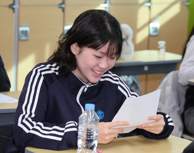 2025학년도 대학수학능력시험 성적표가 배부된 6일 오전 부산 동래구 사직여자고등학교 3학년 교실에서 학생들이 자신의 수능 성적을 확인하고 있다. 연합뉴스