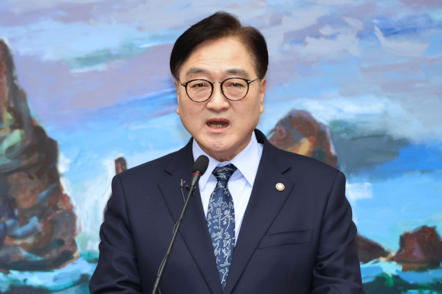 우원식 국회의장이 8일 오후 서울 여의도 국회에서 한덕수 국무총리와 국민의힘 한동훈 대표의 공동 담화와 관련해 입장을 밝히기 위해 긴급 기자회견을 하고 있다. 연합뉴스
