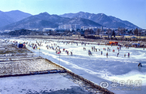 [김태형의 찰나의 순간 역사적 기록] <31> 1970~80년대 대구 신천 안전 스케이트장