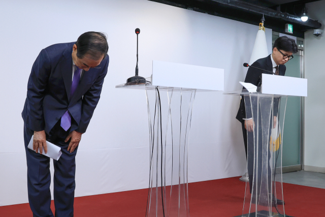 한덕수 국무총리와 국민의힘 한동훈 대표가 8일 오전 서울 여의도 국민의힘 당사에서 국정 수습 방안을 담은 공동 담화문을 발표한 뒤 고개 숙여 인사하고 있다. 연합뉴스