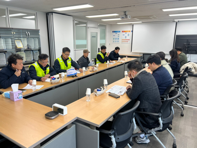 부산항만공사가 감만부두 교통흐름개선 관계기관 현장 회의를 진행하고 있다. [사진=BPA]