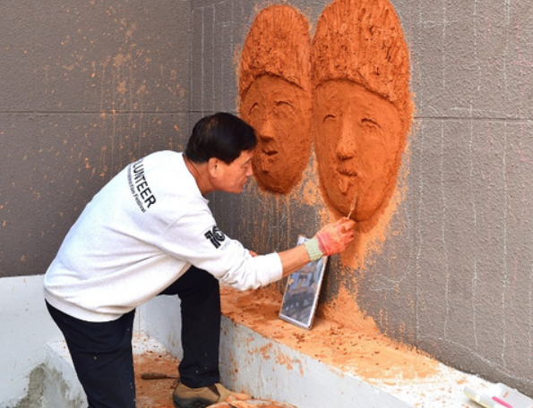 박윤기 화가가 으슥한 골목길 한 곳에서 작품 활동을 하고 있다. 박윤기 화가 제공