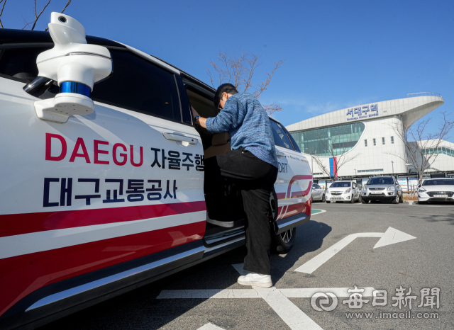 9일 서대구역 내 대중교통 자율주행(aDRT) 정거장에서 승객이 차량에 탑승하고 있다. 이날부터 시범운영에 들어간 aDRT는 KTX 서대구역에서 서대구공단네거리, 대구의료원, 도시철도 2호선 죽전역, 본리네거리, 도시철도 1호선 서부정류장역 순으로 6개 정류소 약 6.7㎞ 구간을 1일 8회 순환하게 된다. 안성완 기자 asw0727@imaeil.com