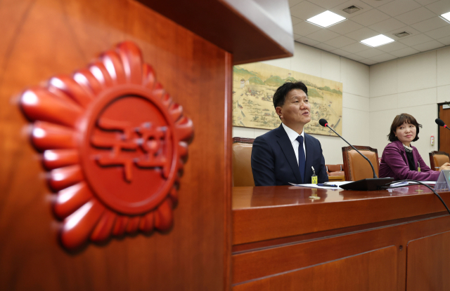 윤석열 대통령, 김용현 전 국방부 장관의 모교인 충암고등학교의 이윤찬 교장이 9일 국회에서 열린 교육위원회 전체회의에서 발언하고 있다. 연합뉴스