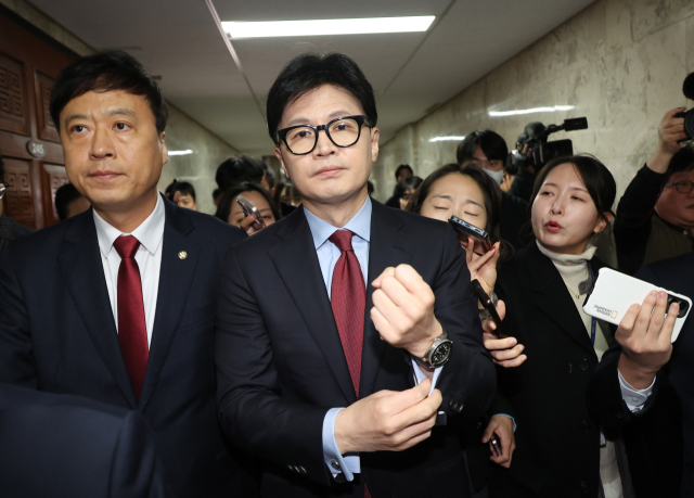 국민의힘 한동훈 대표가 9일 오전 국회에서 열린 비공개 최고위원회의를 마치고 밖으로 나서고 있다. 연합뉴스