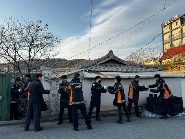 대구동부소방서(서장 신기선)는 9일 안심 3,4동에서 연말연시 사랑의 연탄나눔 활동을 진행했다. 동부서방서 제공