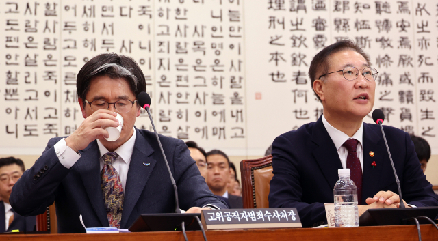 9일 오후 서울 여의도 국회에서 비상계엄 사태와 관련해 윤석열 대통령 등의 내란 혐의를 규명할 상설특검 수사요구안 등을 심사·의결하기 위해 열린 법제사법위원회 전체회의에서 오동운 공수처장이 물을 마시고 있다. 오른쪽은 박성재 법무장관. 연합뉴스