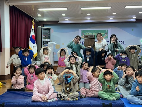 경북교육청은 소규모 유치원과 어린이집 원생들을 위한 문화공연을 추진한다. 사진은 지난 9일 울릉초등학교 병설유치원에서 시행된 공연 모습. 경북교육청 제공