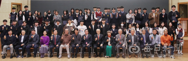 제9회 (재)고암장학재단 장학증서 수여식 후 참석자들이 기념 촬영을 하고 있다.