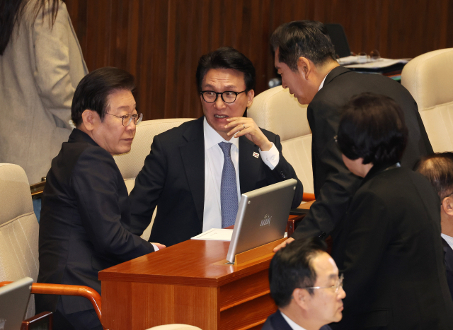 더불어민주당 이재명 대표가 10일 오후 국회에서 열린 본회의에서 정청래, 김민석 의원 등과 대화하고 있다. 오늘 본회의에서 