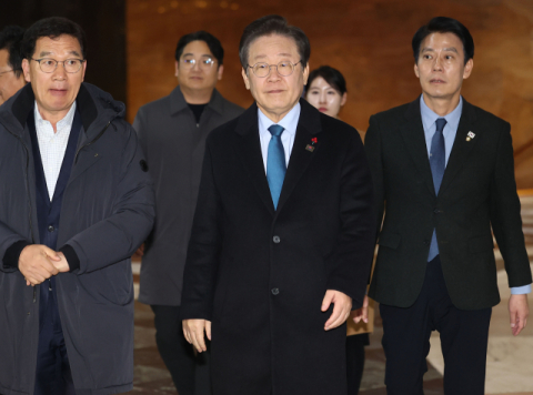 '대통령 놀이' 빠진 이재명…보수 정치권은 부글부글