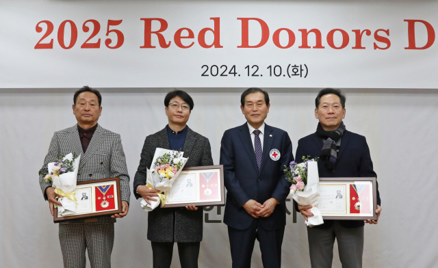 대한적십자사 대구지사(회장 박명수)는 10일 대구적십자사 별관에서 후원자 시상 및 적십자 회비모금 론칭 행사인 