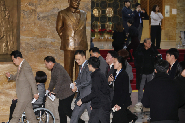 국민의힘 김상욱, 안철수 의원 등이 10일 오후 국회에서 열린 본회의에 참석하고 있다. 연합뉴스
