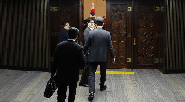 국민의힘 한동훈 대표가 10일 오전 국회에서 열린 비상의원총회에 참석하고 있다. 연합뉴스