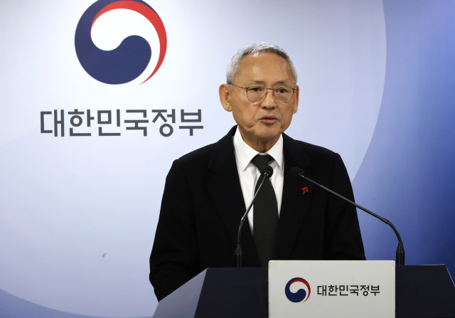 유인촌 문화체육관광부 장관이 10일 서울 종로구 정부서울청사에서 정부 대변인 자격으로 