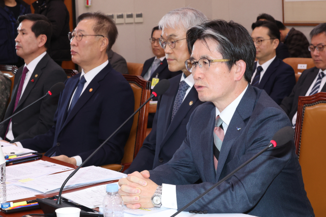 오동운 고위공직자범죄수사처장이 11일 오전 국회 법제사법위원회 전체회의에서 계엄 사태 수사와 관련한 질의에 답하고 있다. 연합뉴스