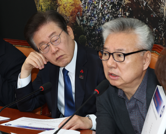 더불어민주당 이재명 대표(왼쪽)가 11일 오전 서울 여의도 국회에서 열린 비상경제점검회의에서 자료를 보고 있다. 연합뉴스