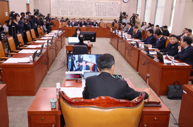 정청래 국회 법제사법위원장이 9일 오후 서울 여의도 국회에서 비상계엄 사태와 관련해 윤석열 대통령 등의 내란 혐의를 규명할 상설특검 수사요구안 등을 심사·의결하기 위해 열린 법제사법위원회 전체회의에서 의사봉을 두드리고 있다. 연합뉴스