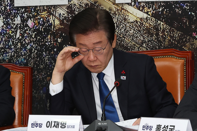 더불어민주당 이재명 대표가 11일 오전 서울 여의도 국회에서 열린 비상경제점검회의에서 안경을 고쳐 쓰고 있다. 연합뉴스