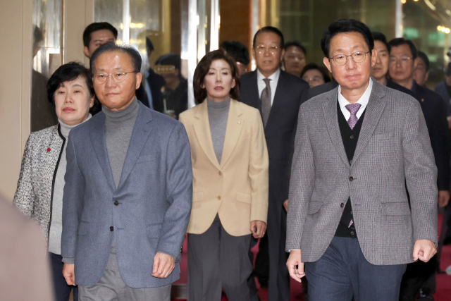 국민의힘 김상훈, 나경원, 조배숙, 윤재옥 의원 등 중진의원들이 11일 오후 우원식 국회의장실로 향하고 있다. 연합뉴스